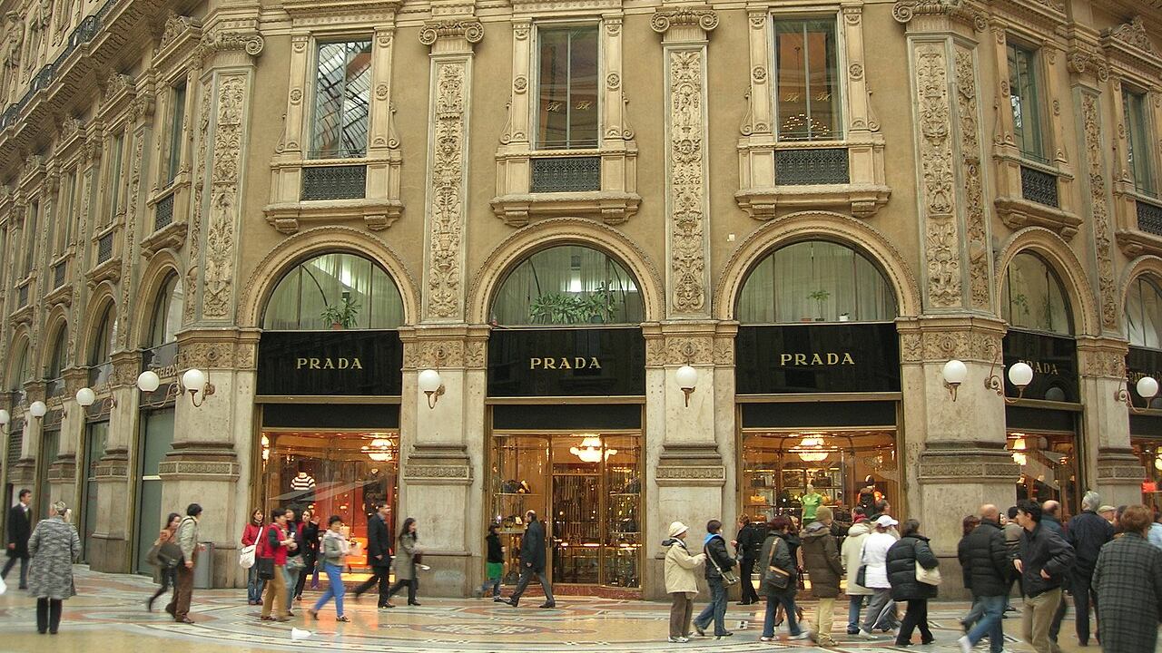 Prada non conosce crisi: ricavi a 3,8 miliardi, boom di Miu Miu (+97%)