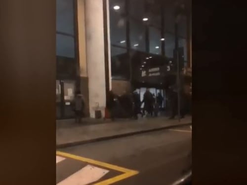 Malpensa, rissa in aeroporto: tassisti picchiano conducente abusivo