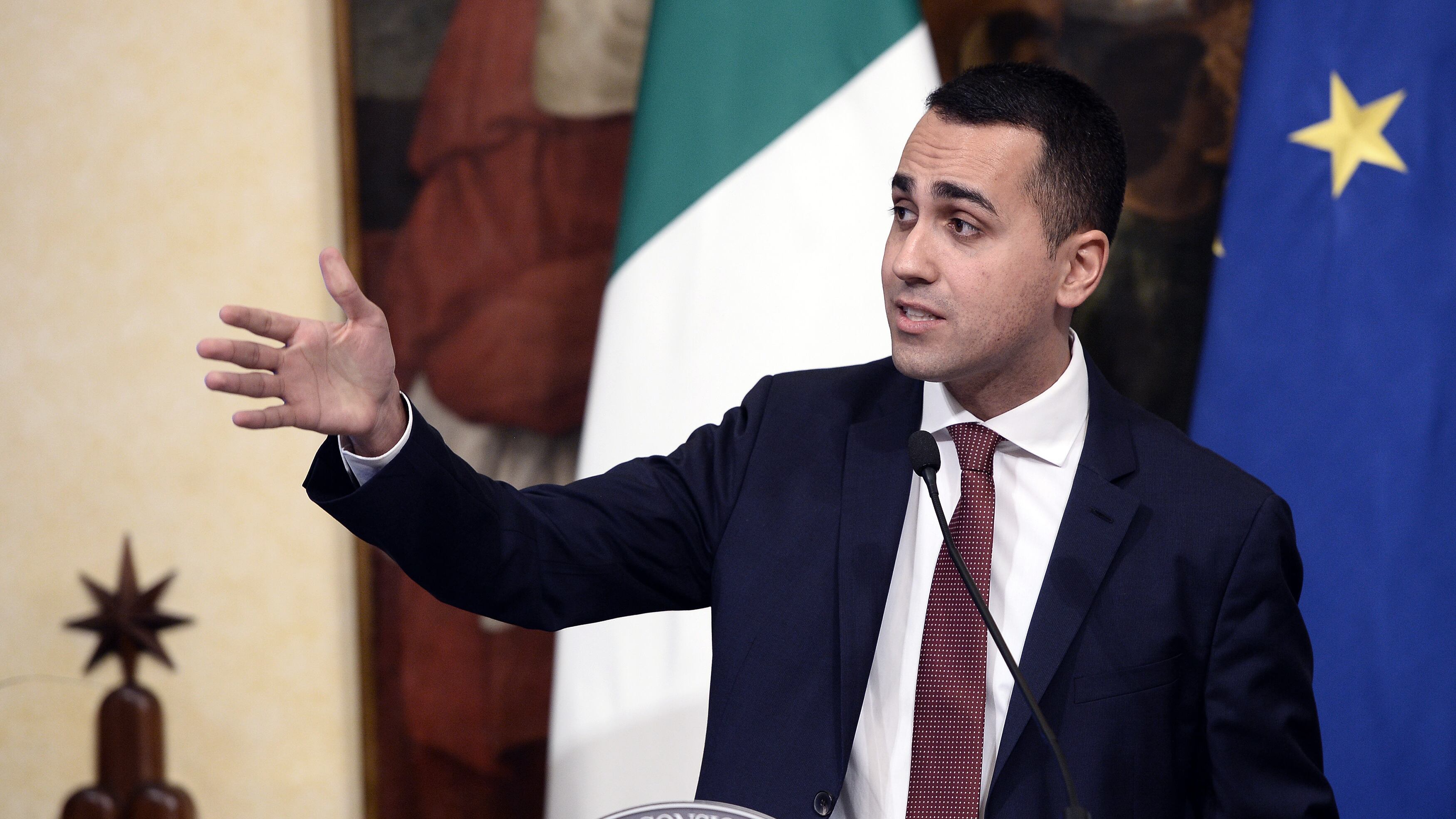 Il M5s svuota le istituzioni e Salvini tace