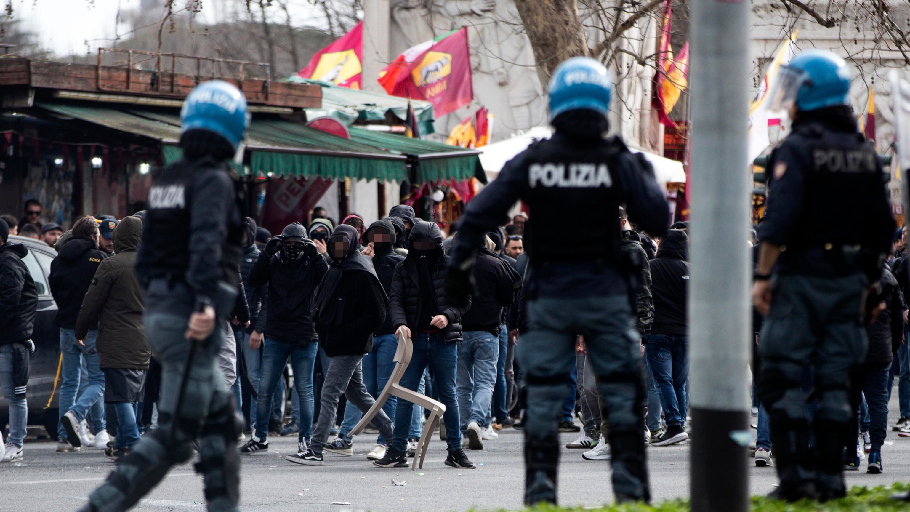 Scontri tra tifosi per il derby Lazio-Roma: un agente ferito, cosa è successo