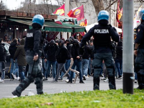 Scontri tra tifosi per il derby Lazio-Roma: un agente ferito, cosa è successo