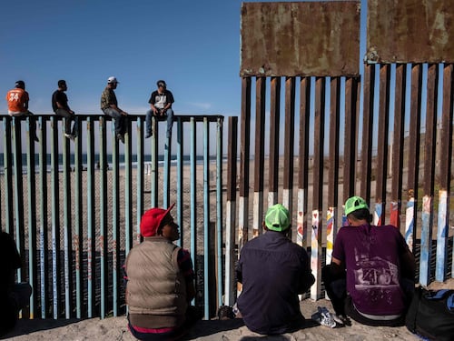 Il primo gruppo di migranti della "carovana" arriva al confine con gli Usa