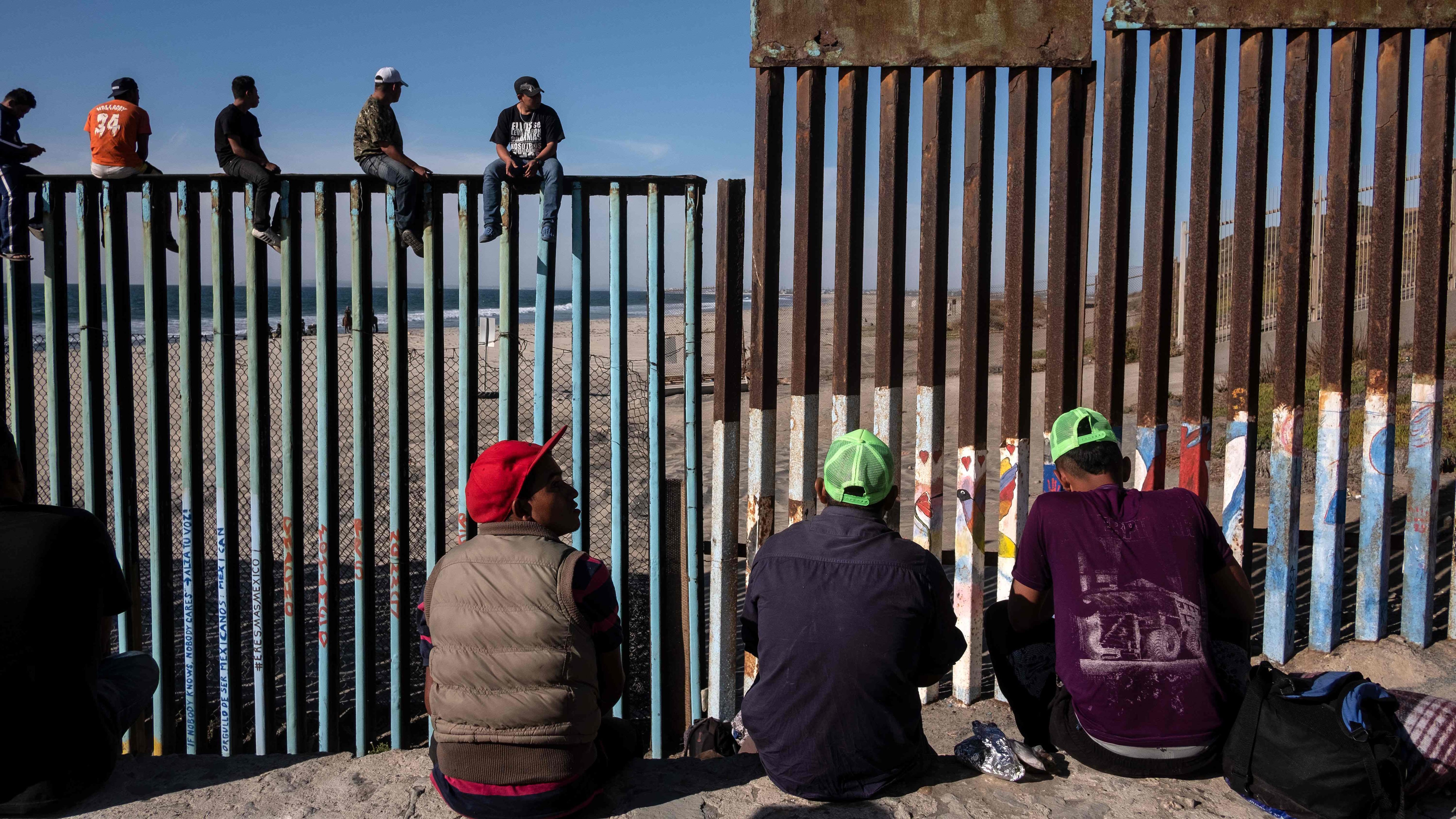 Il primo gruppo di migranti della "carovana" arriva al confine con gli Usa
