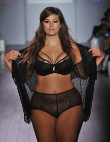 Ashley Graham topless in Messico 21