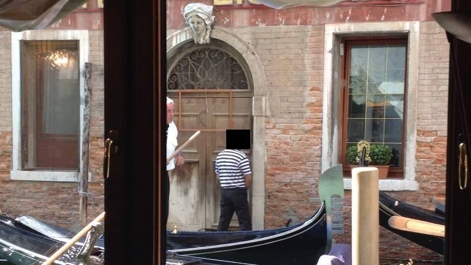Venezia, il gondoliere che urina tra i canali