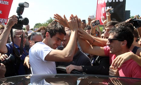 L'arrivo di Kakà a Linate accolto dall'abbraccio dei tifosi 12
