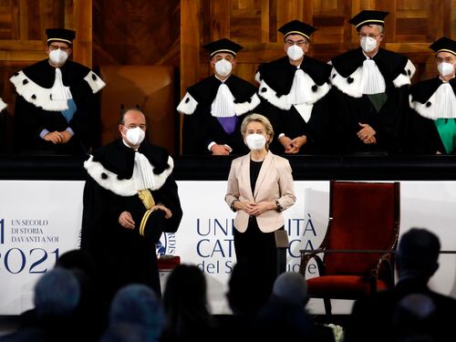 "Italia mai cresciuta tanto". Lo spot della von der Leyen inchioda Draghi al governo