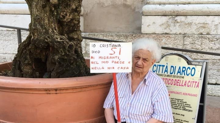 Arco, sit-in dell'83enne: "Sì ai migranti in paese e nella mia casa"