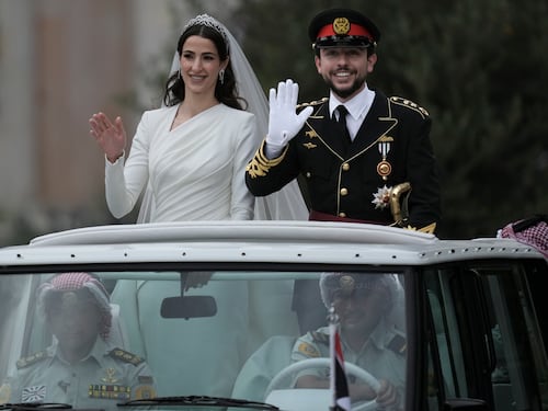 Rania di Giordania sarà nonna: i principi Hussein e Rajwa aspettano un bambino