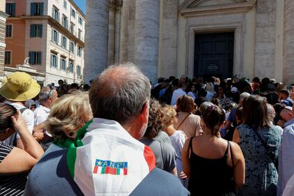 Folla in piazza del popolo e nella chiesa degli Artisti per il funerale di Michela Murgia 3