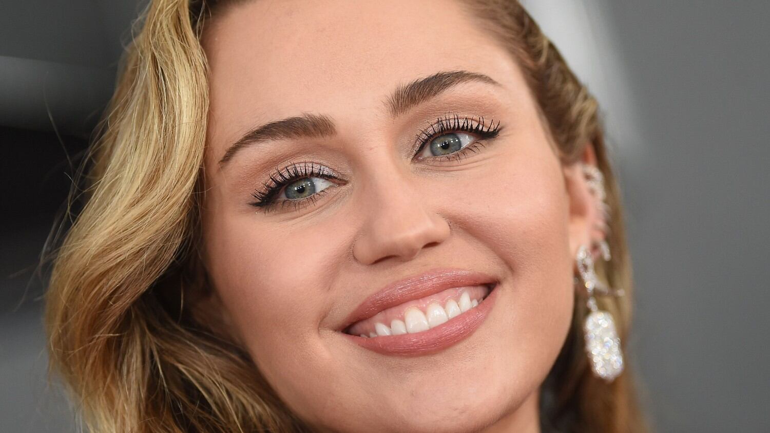 Miley Cyrus topless per Vanity Fair