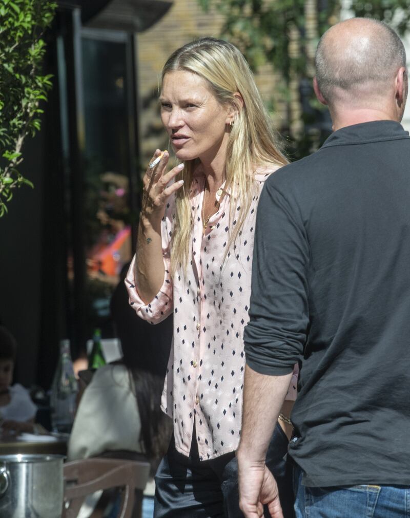 Kate Moss: irriconoscibile mentre fuma fuori dal ristorante: la sua trasformazione 3