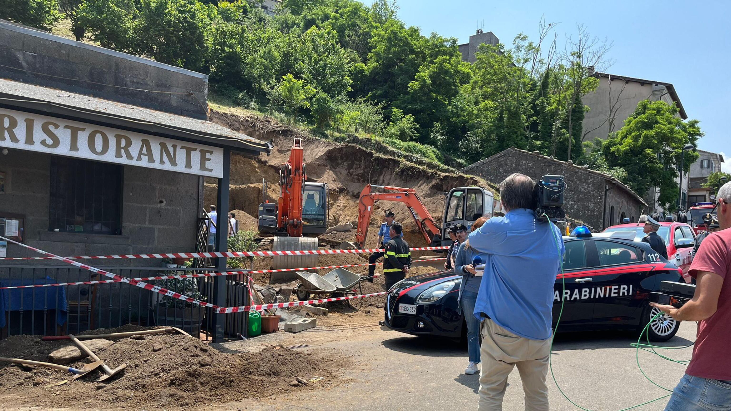 Terrapieno crolla su un ristorante a Viterbo: muore il titolare