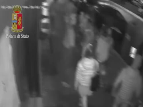 Roma, baby gang contro i negozi stranieri: "Tornatevene al vostro Paese"
