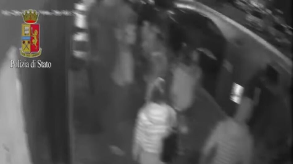 Roma, baby gang contro i negozi stranieri: "Tornatevene al vostro Paese"