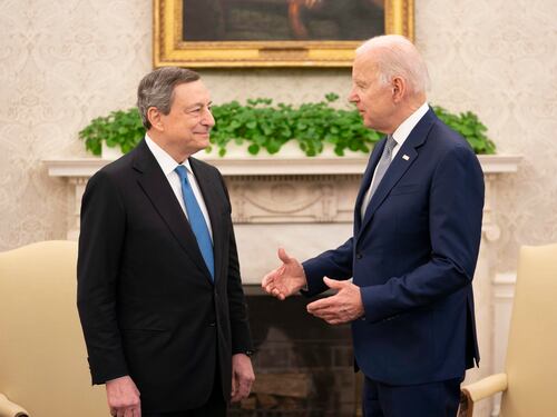 Draghi spiega a Biden la "via italiana": "Siamo uniti su tutto ma ora il mio Paese chiede la pace"
