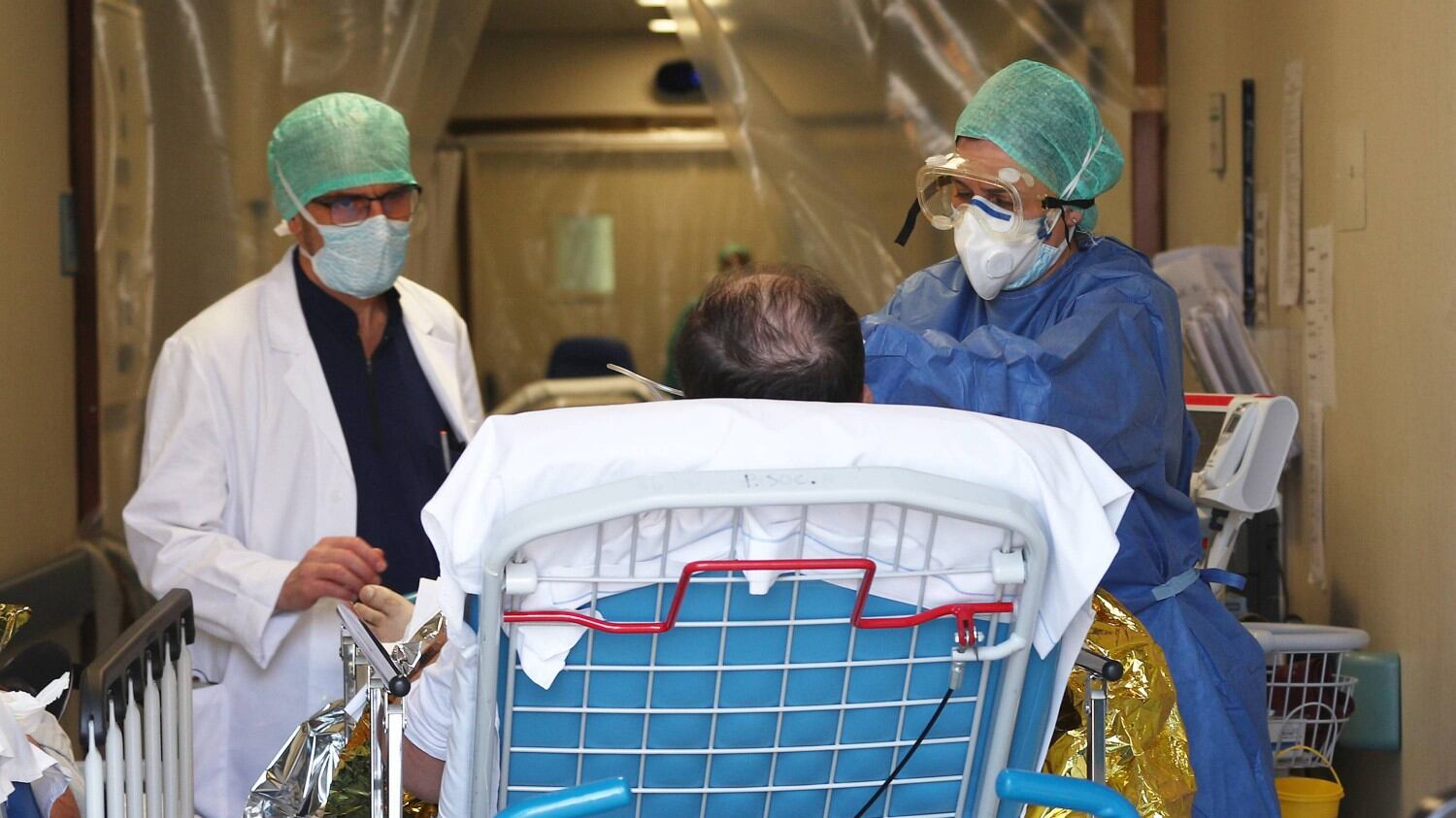 Coronavirus, i ricoverati in terapia intensiva scendono sotto i mille