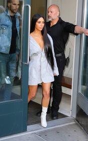 Kim Kardashian hot: bionda e scollata su Twitter 35