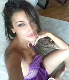 Cristina Buccino hot, il maglione è trasparente 19