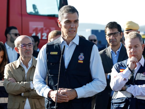 I soldi e i guasti: “Sánchez spieghi”. La Spagna piange e vuole la verità