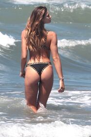 Dayane Mello sexy in spiaggia 20