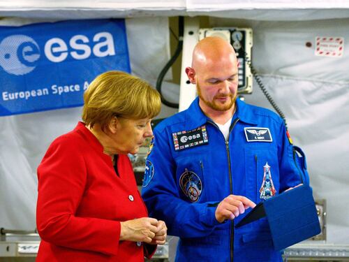 La Merkel con gli astronauti dell'Esa