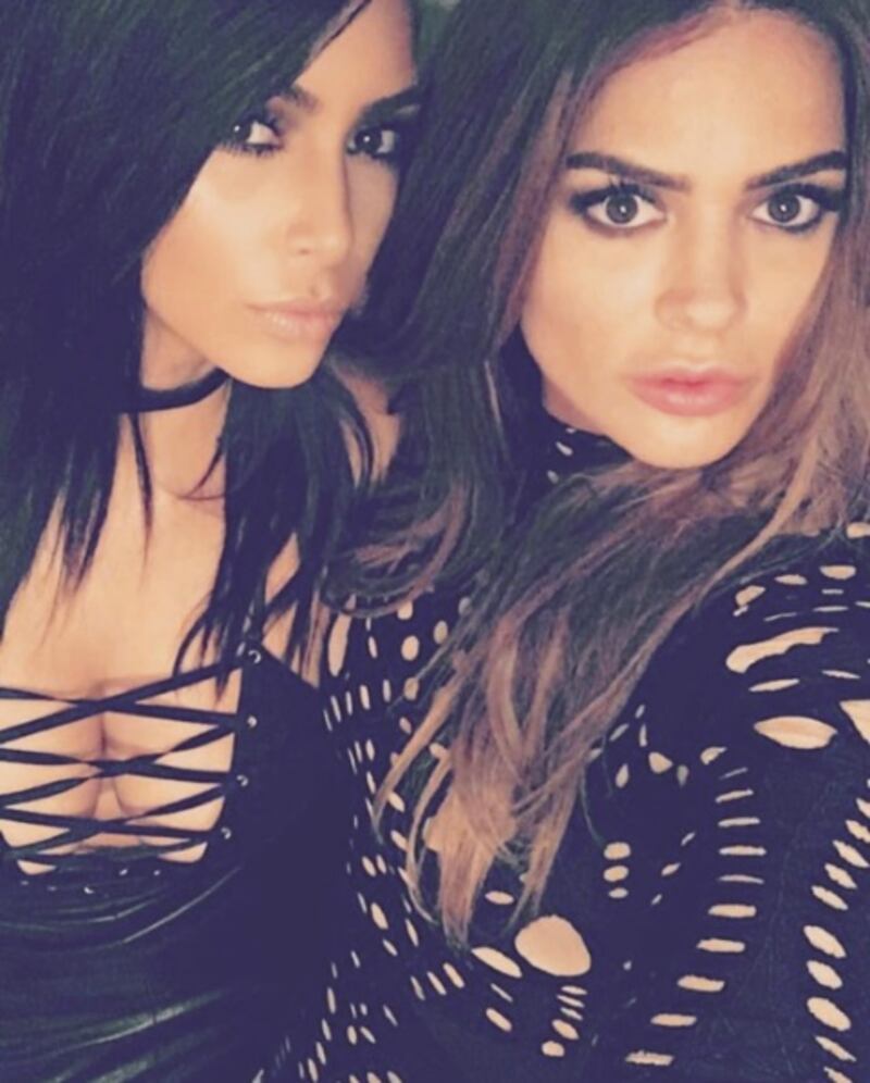 Kim Kardashian, vitino di vespa su Instagram 15