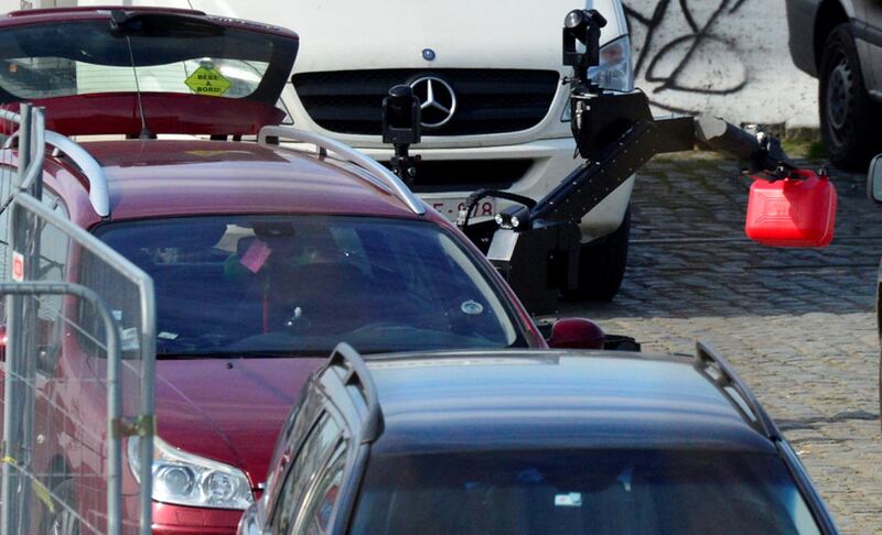 Anversa, tenta di travolgere la folla con l'auto 12