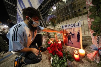 Napoli piange il suo mito Diego Armando Maradona 7