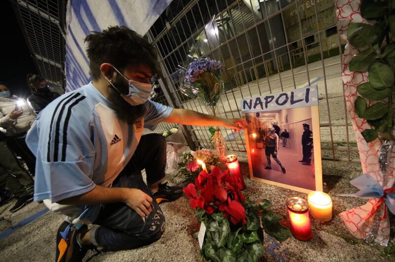 Napoli piange il suo mito Diego Armando Maradona 7