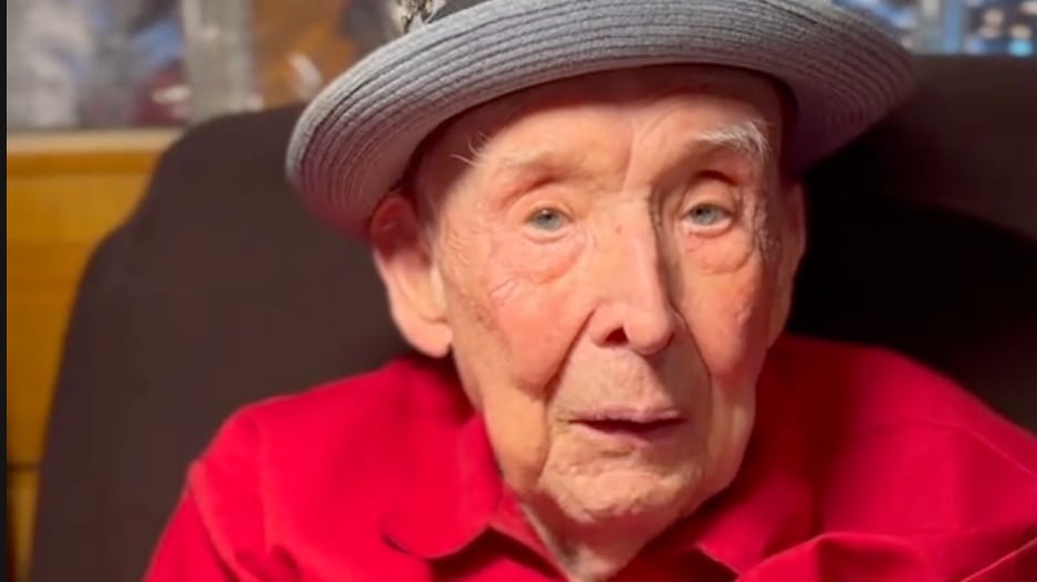 Addio a "Papa Jake" Larson, il veterano del D-Day diventato leggenda su TikTok: è morto a 102 anni