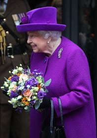 La Regina Elisabetta II in viola, foto 2
