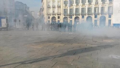 Scontri a Torino tra studenti e polizia 1