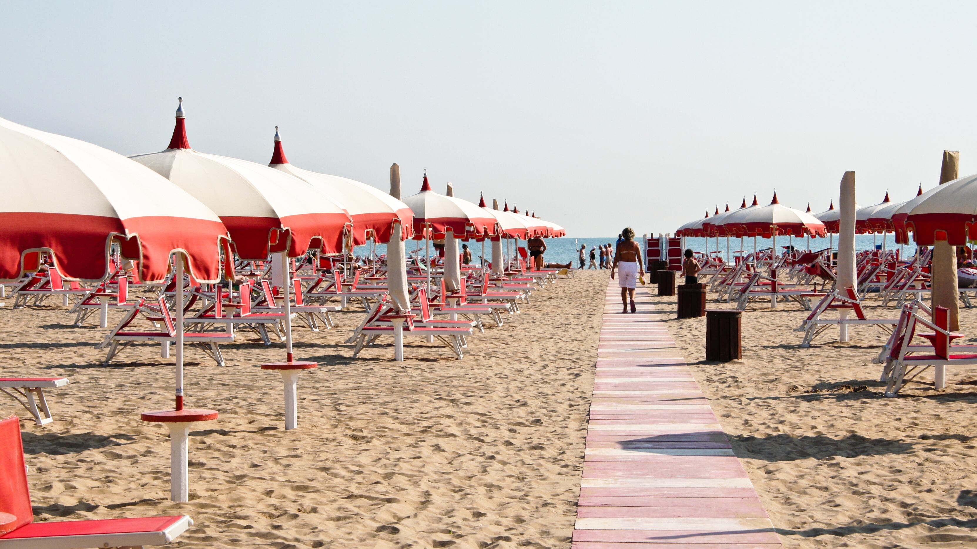 Sabbia, mare e piscina: ci sono rischi di contagi?