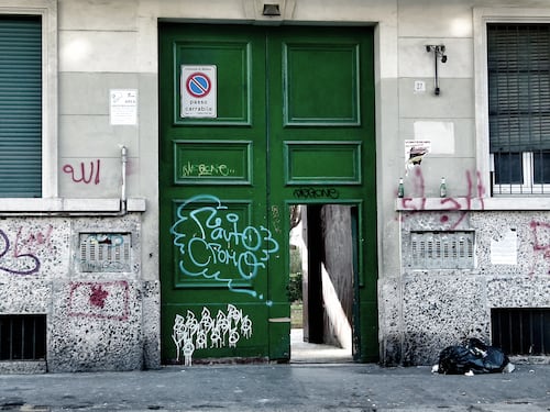 Spaccio, violenze e abusi: viaggio nel Bronx di Milano