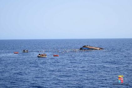 Naufragio a largo della Libia: a bordo 500 persone 13