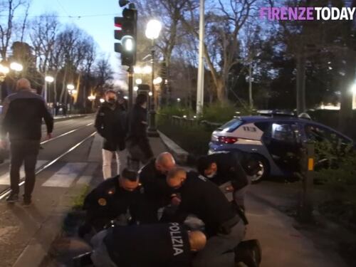 Pugni, insulti, sputi agli agenti. Brumotti e la rissa con i pusher