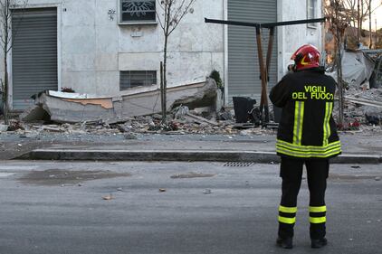 Roma, crollano tre piani di un palazzo 32
