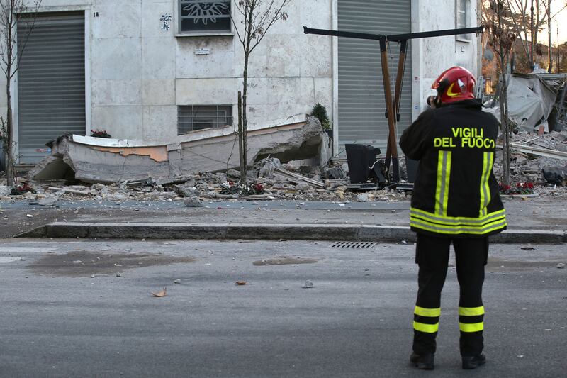 Roma, crollano tre piani di un palazzo 32
