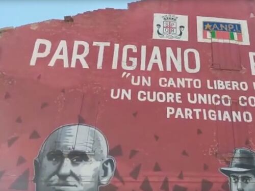 Addio al murale Partigiano Reggiano: distrae gli automobilisti