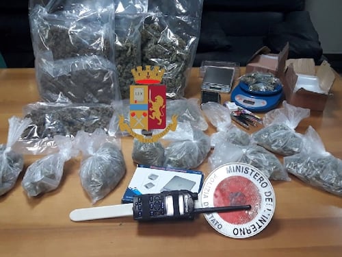 Prova a vendere droga ad agenti in borghese: arrestato marocchino