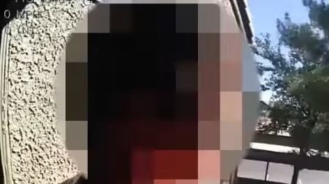 Donna pugnala il figlio, chiamata choc a 911: "Mamma vuole uccidermi"