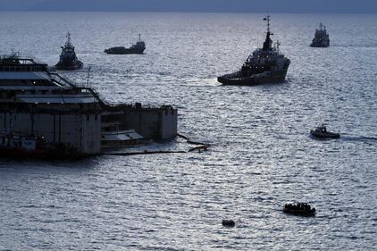 La Concordia torna a galleggiare 4