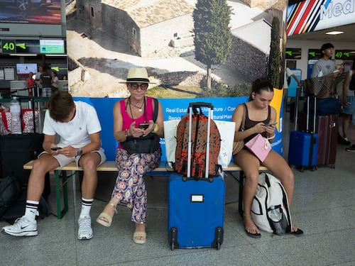 Le speculazioni sull’Etna in eruzione (e l’aeroporto chiuso): fino a 800 euro da Catania a Palermo