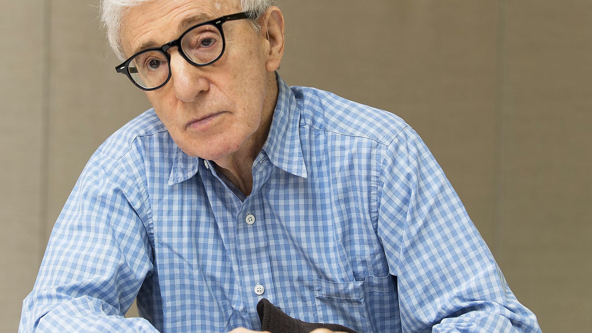 Woody Allen, svelata una storia vecchia storia d’amore con una modella 16enne