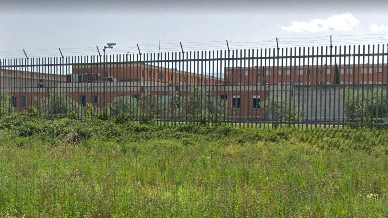 Detenuto nordafricano non vuol tornare in cella e aggredisce un agente