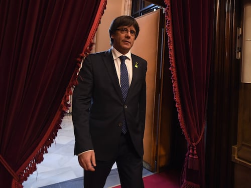 Rajoy assume tutti i poteri. Puigdemont: "Faremo opposizione democratica"