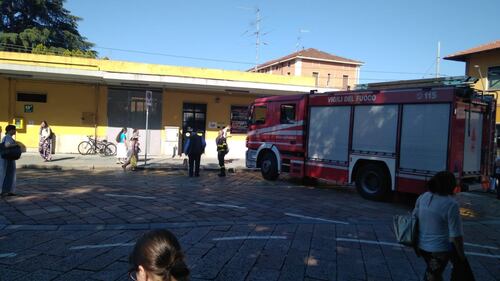 Milano, panico tra i pendolari: "fumo sul treno". A piedi sui binari 4