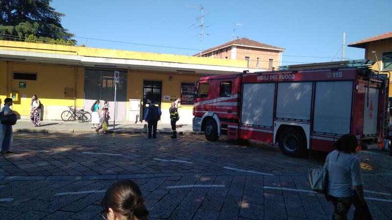 Milano, panico tra i pendolari: "fumo sul treno". A piedi sui binari 4