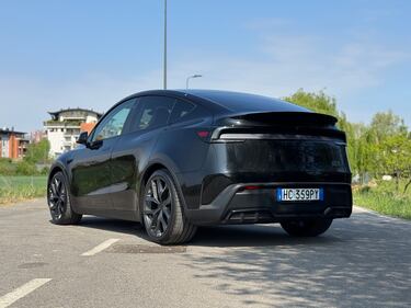 Tesla Model Y Performance: guarda le foto 17